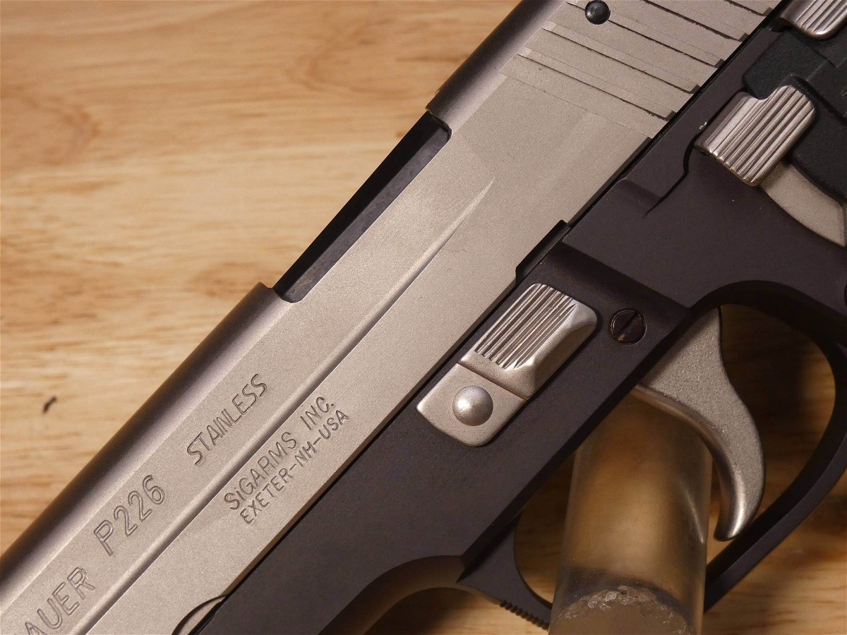 トイガン SIG SAUER P226 E2 STAINLESS MODEL Tokyo Marui Sig Sauer P226 E2 Stainless Steel Model Gas blow
